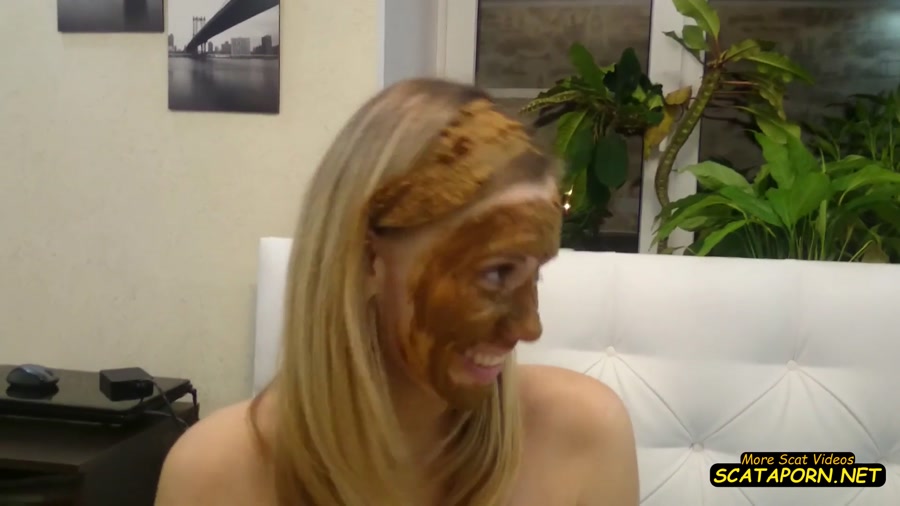 Blonde girl combs her hair with shit Actress Amateurs (205 MB)