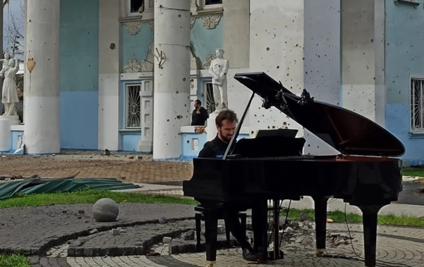 В Ирпене всемирно известный пианист сыграл у разрушенного Дома культуры