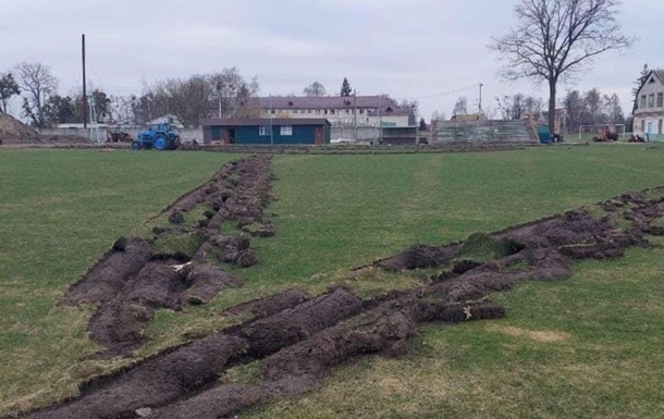 Оккупанты вспахали на поле в Бородянке рашистский символ "V"