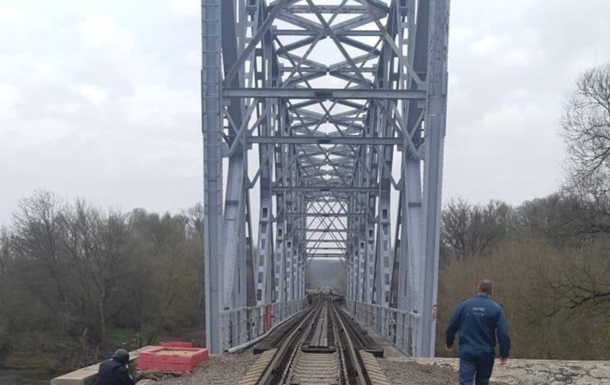 В Курской области "устал" мост
