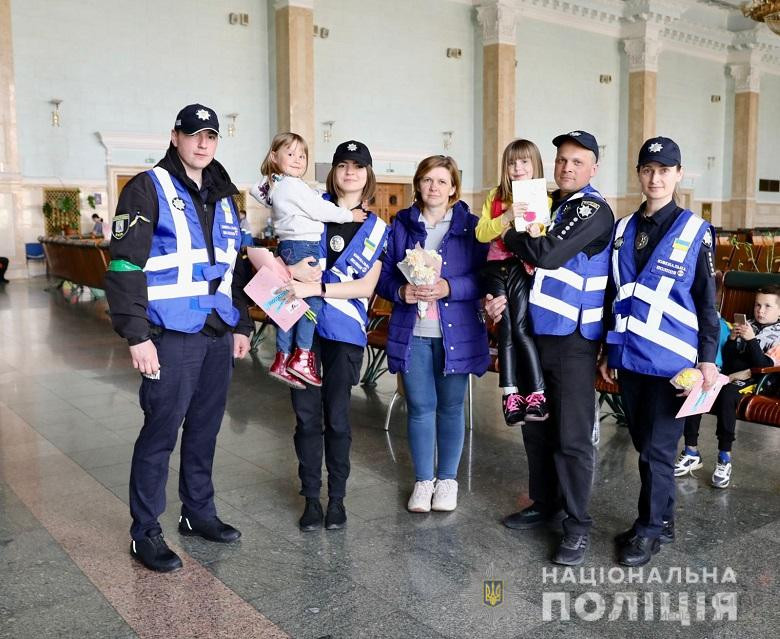 Правоохоронці Києва привітали пасажирок Ценрального залізничного вокзалу з Днем матері