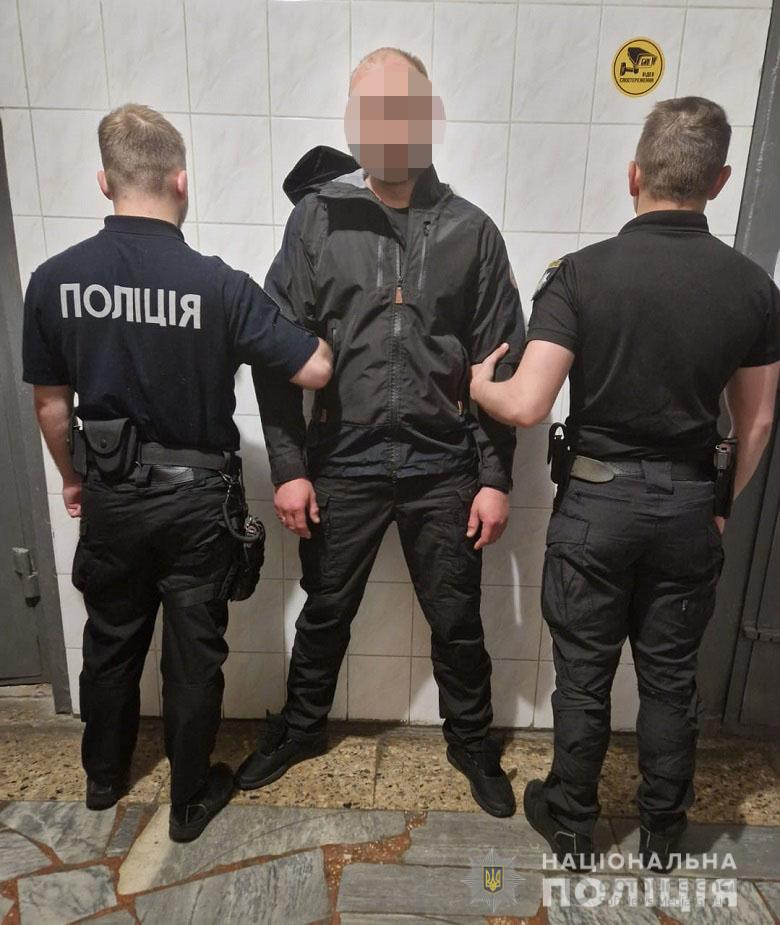 Київські правоохоронці затримали чоловіка за підозрою у зґвалтуванні мешканки Деснянського району
