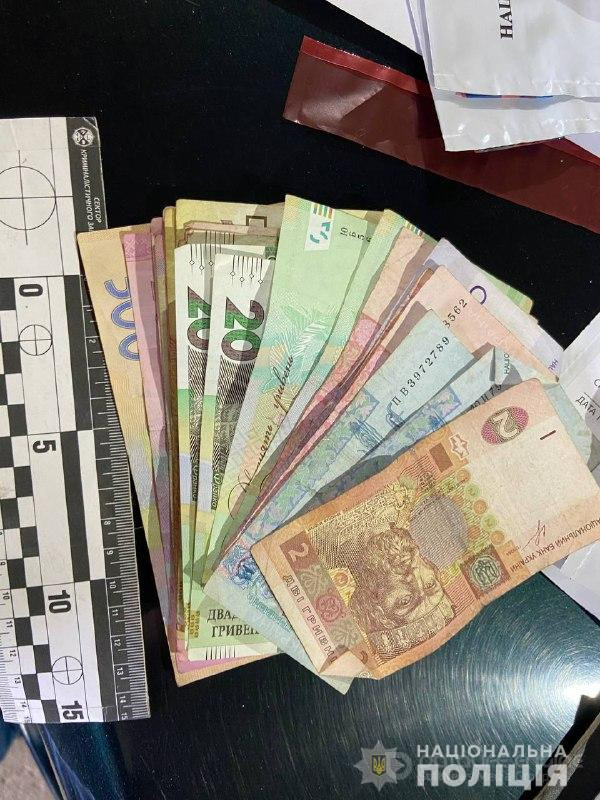 Поліцейські столиці повідомили про підозру чоловікам за вимагання грошей у киянина