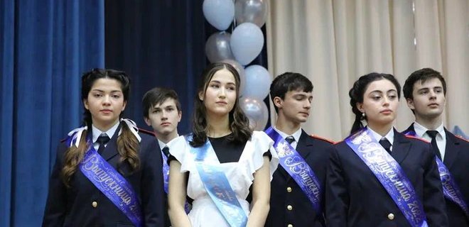 Школьница из Дагестана выкрикнула "Путин – черт" на линейке. Ее вынудили извиняться